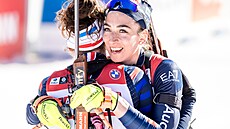 Lisa Vittozziová gratuluje v cíli stíhacího závodu své p�emo�itelce Lou...
