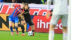 Luká� �erv z Plzn� se p�etla�uje o mí� se spar�anským obráncem Janem Mejdrem.