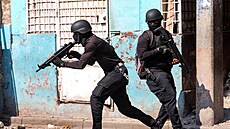 Haitská národní policie se pokouí udret poádek v hlavním mst...