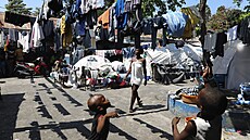 Dti si hrají v improvizovaném táboe v haitském hlavním mst Port-au-Prince,...