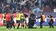 Chaos po utkání Trabzonsporu s Fenerbahce. Na trávník vlétli domácí fanouci a...