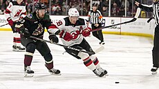 Ond�ej Palát (vpravo) z New Jersey se tla�í za pukem, zastavit se ho sna�í...