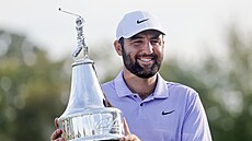 Scottie Scheffler se raduje z vítzství na turnaji Arnolda Palmera.