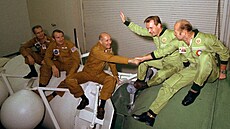 Ameri�tí astronauti Slayton, Brand a Stafford si podávají ruce v Houstonu se...