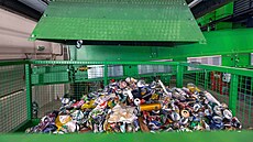 Neelezné kovy se na automatické tídicí lince odpadu v Brn tídí technologií...