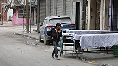 Palestin�tí obyvatelé opou�t�jí oblast poté, co izraelská armáda obsadila...