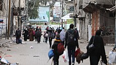 Palestin�tí obyvatelé opou�t�jí oblast poté, co izraelská armáda obsadila...