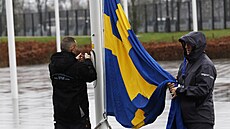 Pipevování védské vlajky pi píprav na slavnostní vztyení vlajky u...