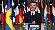 védský premiér Ulf Kristersson reaguje bhem tiskové konference v den...