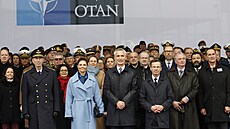 Generální tajemník NATO Jens Stoltenberg (vpedu uprosted), védský premiér...