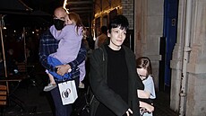 Lily Allen s dcerami a partnerem Davidem Harbourem (2021)