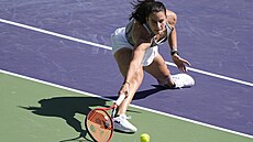 Emma Navarrová se natahuje pro míe v osmifinále turnaje v Indian Wells.