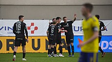 Fotbalisté Bohemians slaví gól v utkání proti Zlínu.
