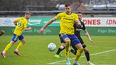 Zlínský fotbalista Jakub �ernín zpracovává mí�.