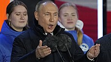 Ruský prezident Vladimir Putin zpíval hymnu, kdy� slavil volební vít�zství i...