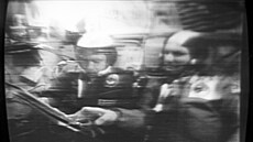 Ruský kosmonaut Alexej Leonov (vlevo) p�i spojení modul� Sojuz a Apollo v...