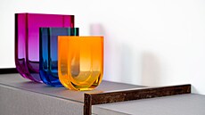 Leto�ním trend�m dominují mimo jiné kontrasty. Sk�í�ku z p�írodního materiálu...