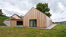 Vedle domu je umíst�n praktický p�íst�e�ek dopln�ný o gará� ve stejném stylu.