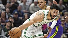 Jayson Tatum (vlevo) z Bostonu brán�ný Keyontem Georgem z Utahu.(3) during the...