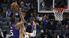 De'Aaron Fox (ze Sacramenta st�ílí na ko� Milwaukee, brání ho Brook Lopez.