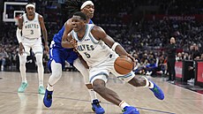 Anthony Edwards (vpravo) z Minnesoty brán�ný Terancem Mannem z Los Angeles...