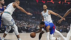 Paul George z Los Angeles Clippers se sna�í prosadit proti p�esile hrá��...