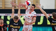 Jakub Ihnát z Karlovarska smeuje pes obranu eských Budjovic