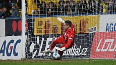 Branká Slovácka chytá penaltu teplického útoníka Daniela Fily.