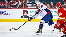 Alex Ovekin z Washington Capitals stílí na bránu Calgary Flames.