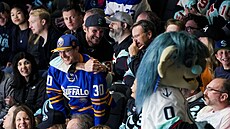 Fanouci Buffalo Sabres v hale Seattle Kraken oslavují.
