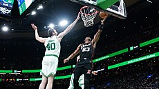 Jaden Ivey (23) z Detroit Pistons zakonuje na ko Boston Celtics kolem Luka...