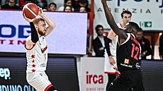 Nico Mannion (vlevo) z Varese p�ihrává v zápase s Nymburkem kolem Mylese...