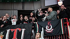 Skalní fandové Varese b�hem zápasu s Nymburkem