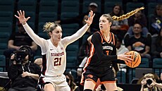 Dominika Paurová (vpravo) z Oregon State úto�í na ko� Stanfordu, brání ji...