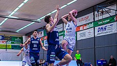 Pavel Novák (vpravo) z Kolína pihrává kolem dínského Lukáe Bobka.