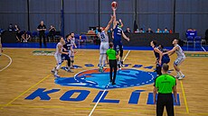 Dínský pivot Maksim turanovi ovládl rozskok na kolínské palubovce.