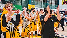 Píse�tí basketbalisté d�kují i po proh�e za podporu fanou�k�m.