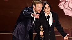 Billie Eilish and Finneas O'Connell se radují z Oscara, kterého jim vynesla...