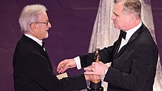 Re�isér Christopher Nolan p�ebírá Oscara od Stevena Spielberga (10. b�ezna...