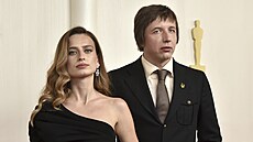 Vasylysa Stepanenková a Jevhen Maloletka pózují na erveném koberci ped...