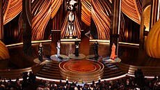 Ka�dá z nominovaných here�ek dostala svou �patronku�, která na jevi�ti...