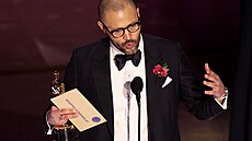 Cord Jefferson dkuje za Oscara, kterého pevzal za nejlepí adaptovaný scéná...
