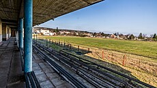 Zanedbaný stadion v královédvorské Podharti (7. bezna 2024)