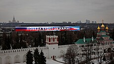 Ruské prezidentské volby v Moskv: Na snímku text Pobda budt za nami, co...