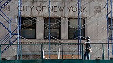 Leení ped nápisem City of New York na Manhattonu (14. srpna 2023)
