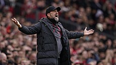 Liverpoolský trenér Jürgen Klopp kií a gestikuluje bhem tvrtfinále FA Cupu...