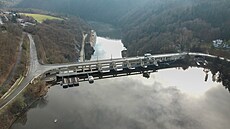 Návodní líc hráze vodního díla Slapy. Uprost�ed je p�t vtokových v�í, úpln�...