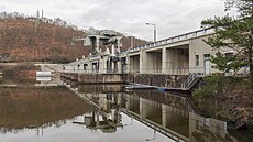 Návodní líc hráze slapské p�ehrady. Jasn� je vid�t p�t vtokových v�í....