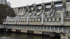 Vzdu�ní líc VD Slapy. Okna pod skluzy bezpe�nostních p�eliv� vedou do strojovny...