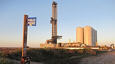 Startovací rampa kosmodromu Starbase za úsvitu